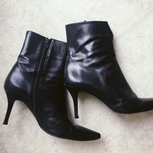 Stuart weitzman pointy toe black bootie heel